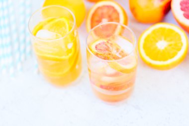 Yaz turunçgilleri içer