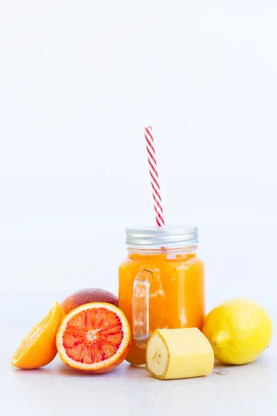 Frisch geschmeidiges Orangengetränk — Stockfoto