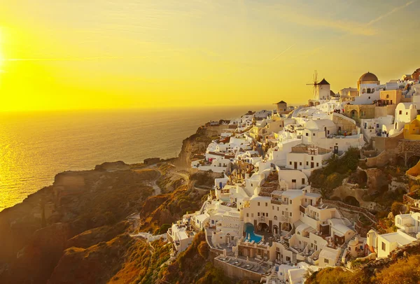 Větrný mlýn Oia při západu slunce, Santorini — Stock fotografie