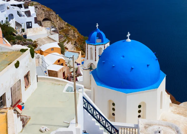 Vista de la caldera con cúpulas azules, Santorini — Foto de Stock