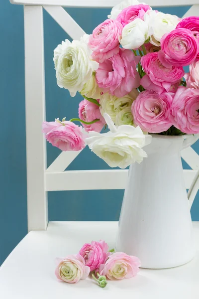 Różowe i białe kwiaty ranunkulus — Zdjęcie stockowe