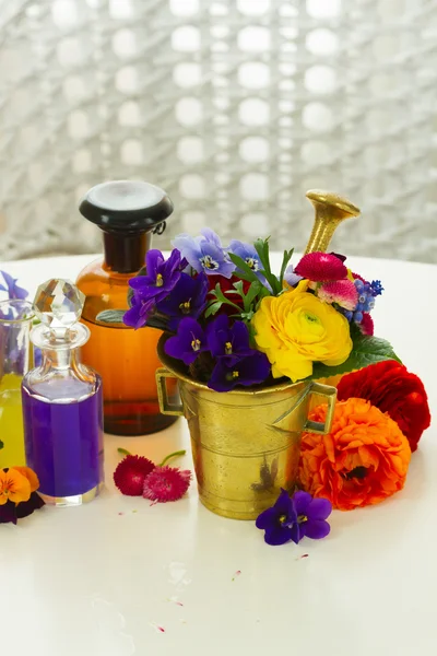 Aromaterapia - kwiaty w zaprawie — Zdjęcie stockowe
