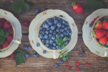 taze ahududu, çilek ve yaban mersini