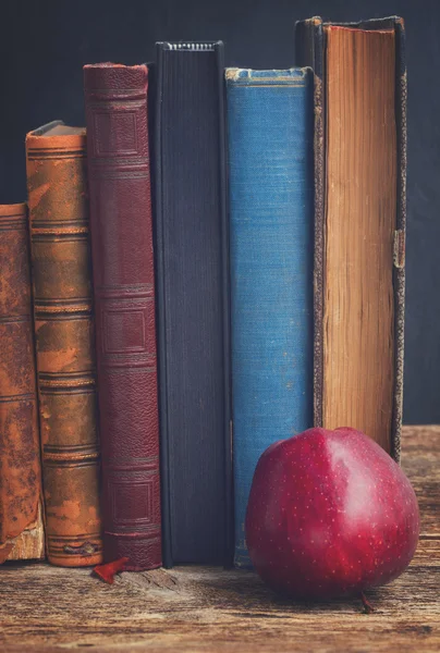 Libreria e mela — Foto Stock