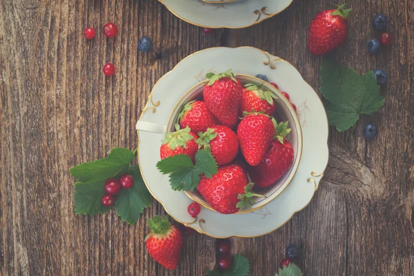 Verse aardbeien in cup — Stockfoto
