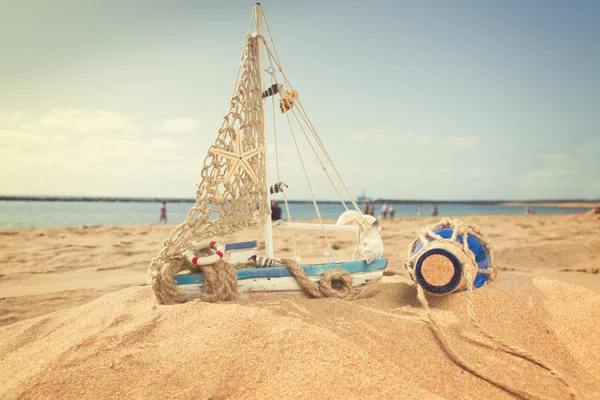 Barco en la costa del océano — Foto de Stock