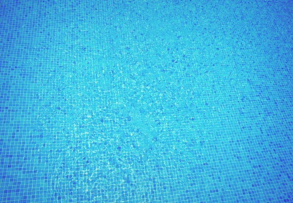 Vackra svalt vatten i poolen — Stockfoto