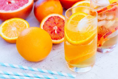 Yaz turunçgilleri içer