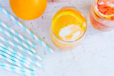 Yaz turunçgilleri içer