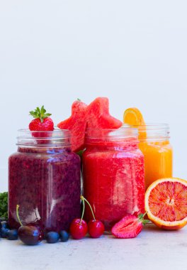 İçeceklerle birlikte taze ve pürüzsüz bir içecek.