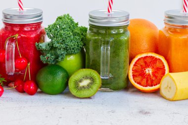 İçeceklerle birlikte taze ve pürüzsüz bir içecek.