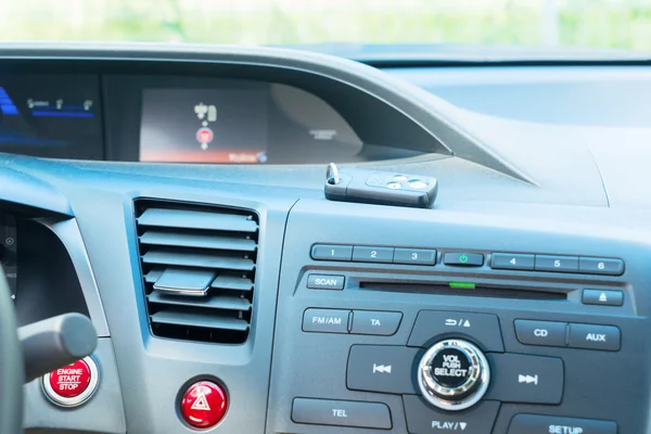 Painel do carro com chaves — Fotografia de Stock