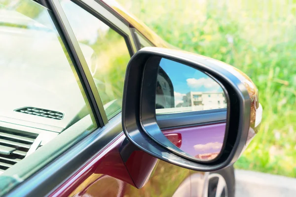 Espelho retrovisor lateral no carro — Fotografia de Stock