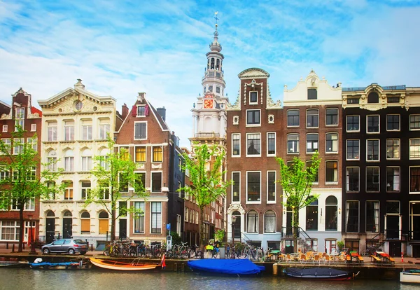 Casas medievales de Amsterdam, Países Bajos — Foto de Stock