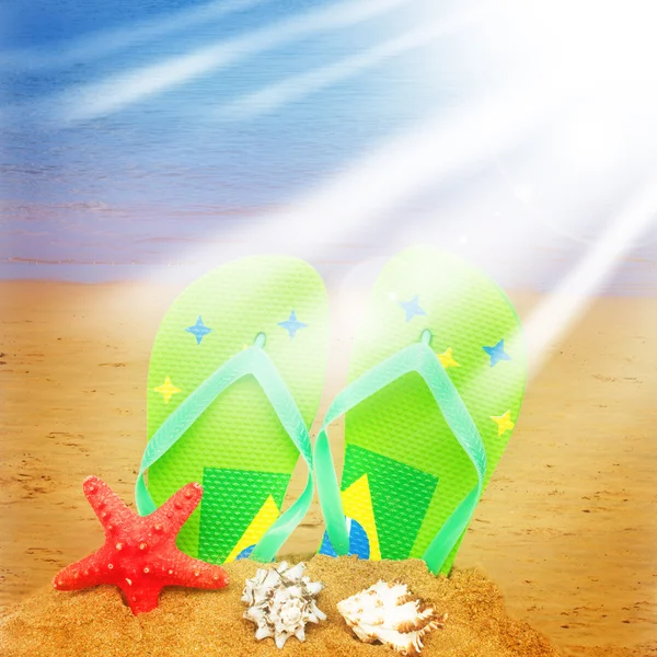 Sandali verdi e stelle marine in sabbia — Foto Stock