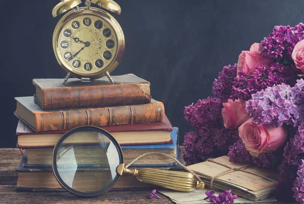 Mucchio di libri con orologio — Foto Stock