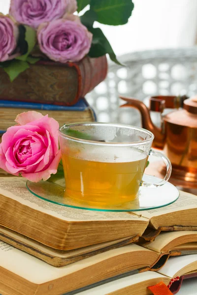 Taza de té con libros —  Fotos de Stock