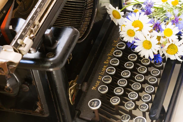 Schrijfmachine op tafel — Stockfoto