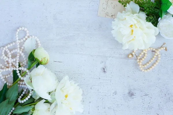 Beyaz şakayık çiçekleri — Stok fotoğraf