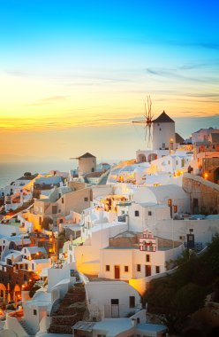 Geceleri Oia köyü, Santorini.