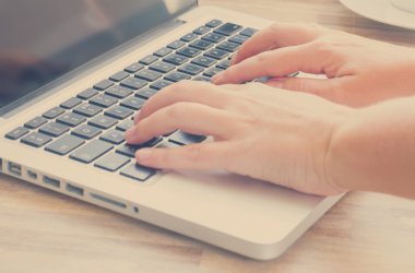 Eller dizüstü bilgisayarda.