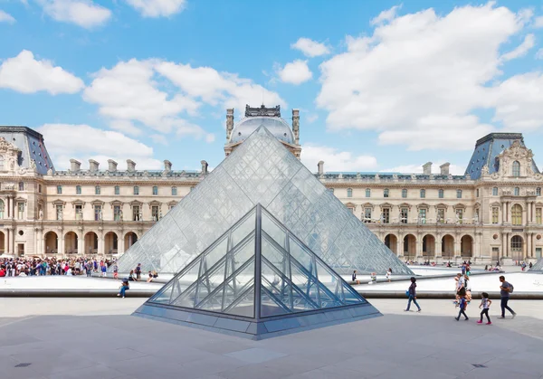 Museu de Arte do Louvre em Paris — Fotografia de Stock