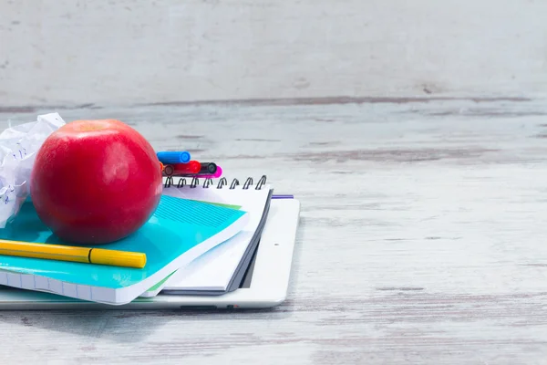 Manzana con útiles escolares —  Fotos de Stock