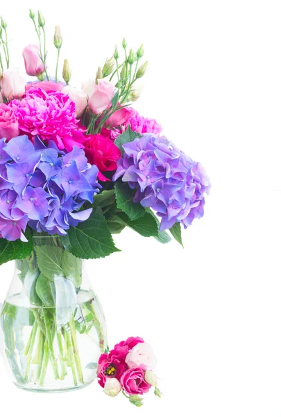 Яскраво-рожеві і сині квіти — стокове фото