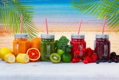 İçeceklerle birlikte taze ve pürüzsüz bir içecek.