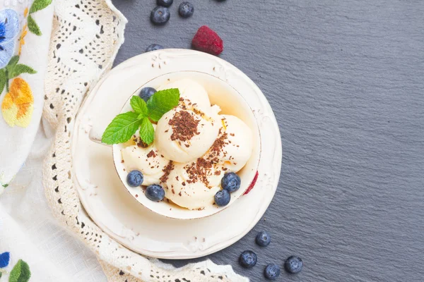 Scoops of ice-cream — Stock Photo, Image