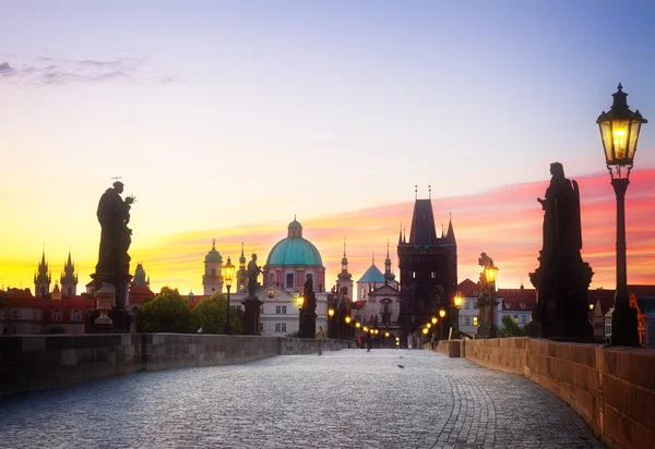 Karlsbron i solnedgången, Prag — Stockfoto