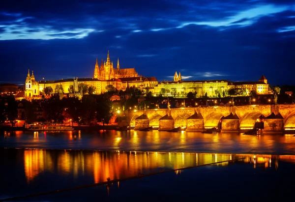 Skyline di Praga con la cattedrale di Vito e il ponte Carlo — Foto Stock