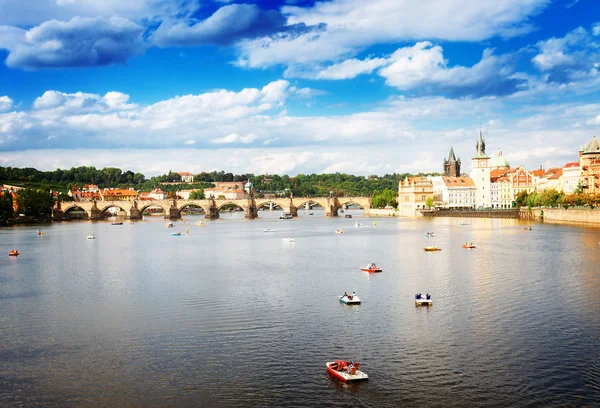 Karlův most přes řeku Vltavu — Stock fotografie