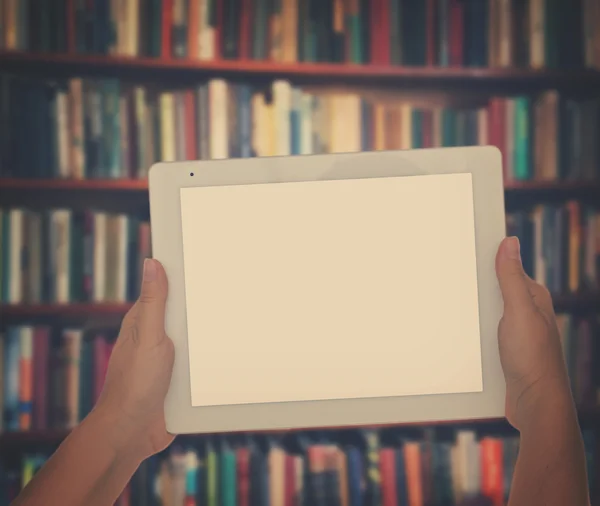 Tablet vuoto con scaffali libreria in background — Foto Stock