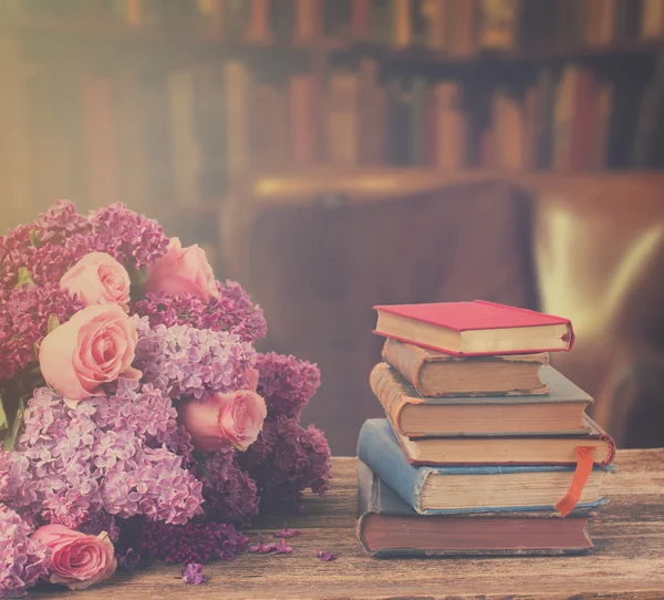 Bücherregal mit Blumen — Stockfoto