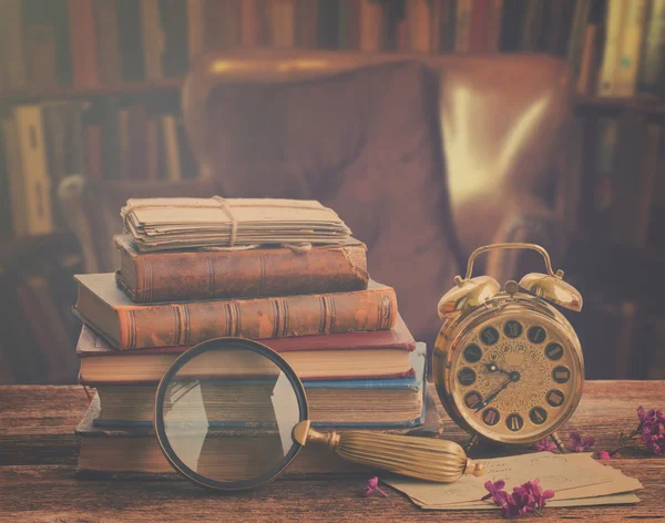 Stabel av bøker med klokke – stockfoto