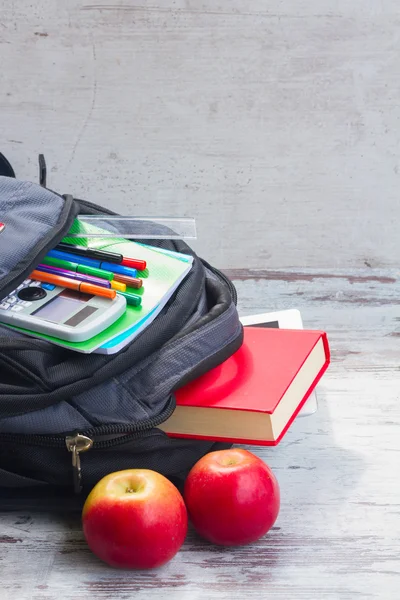 Школьный рюкзак с принадлежностями — стоковое фото