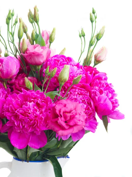 Peônia rosa brilhante e flores de eustoma — Fotografia de Stock