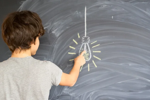 Teenager-Junge bekommt eine Idee — Stockfoto