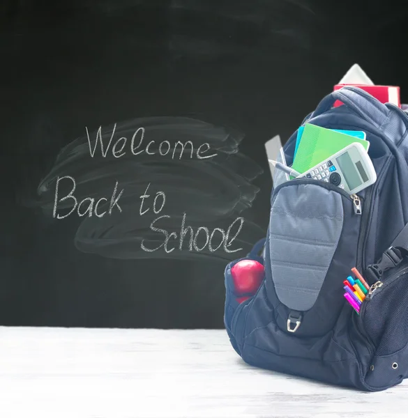 Schulrucksack mit Zubehör — Stockfoto