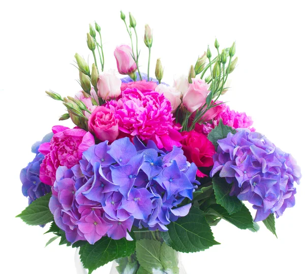 Leuchtend rosa und blaue Blüten — Stockfoto