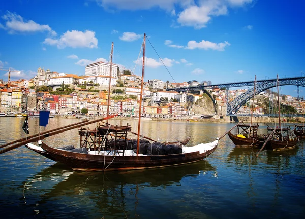 Traditionele haven wijn boten, porto, portugal — Stockfoto