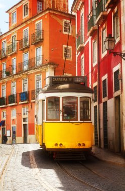 Alfama, Lizbon dar sokaklarında tramvay