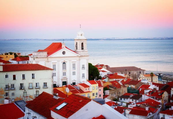 Vista de Alfama ao pôr-do-sol, Lisboa, Portugal — Fotografia de Stock