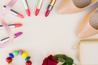 Çıplak renkli topuklu natürmort