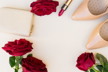 Çıplak renkli topuklu natürmort