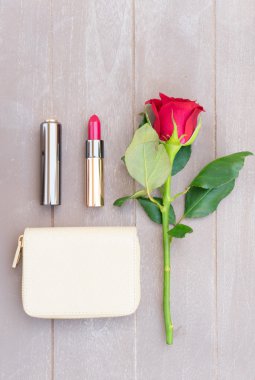 Kırmızı lipsick natürmort