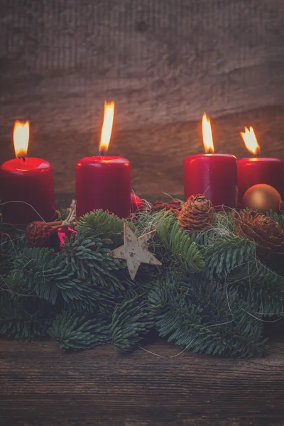 Guirlanda do Advento com velas acesas — Fotografia de Stock