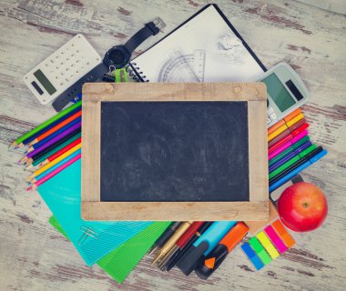 Kara tahta ve okul malzemeleri