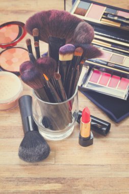 fırçalar ile olabilir